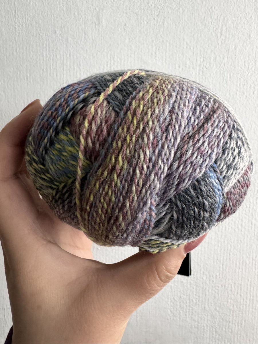 쇼펠 사두고 뭘 떠야할지 모르겠어서 
가끔 꺼내서 애정어린 쓰다듬기만 하고 넣어둠 ㅠㅠ