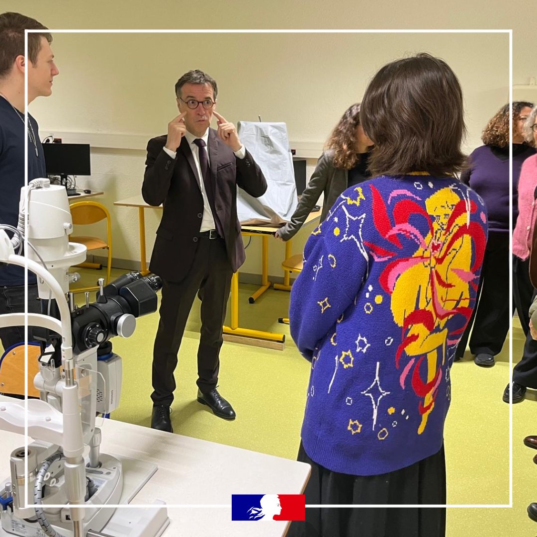 💼 Suite de la Semaine des #LycéesPro au lycée André-Argouges à Grenoble !
Le recteur a échangé avec les équipes et les élèves des filières mode🥻, optique👓 et imprimerie📚Immersion dans leurs ateliers et projets, qui montrent toute la richesse de la #VoiePro ! 
🎉 #40AnsBacPro