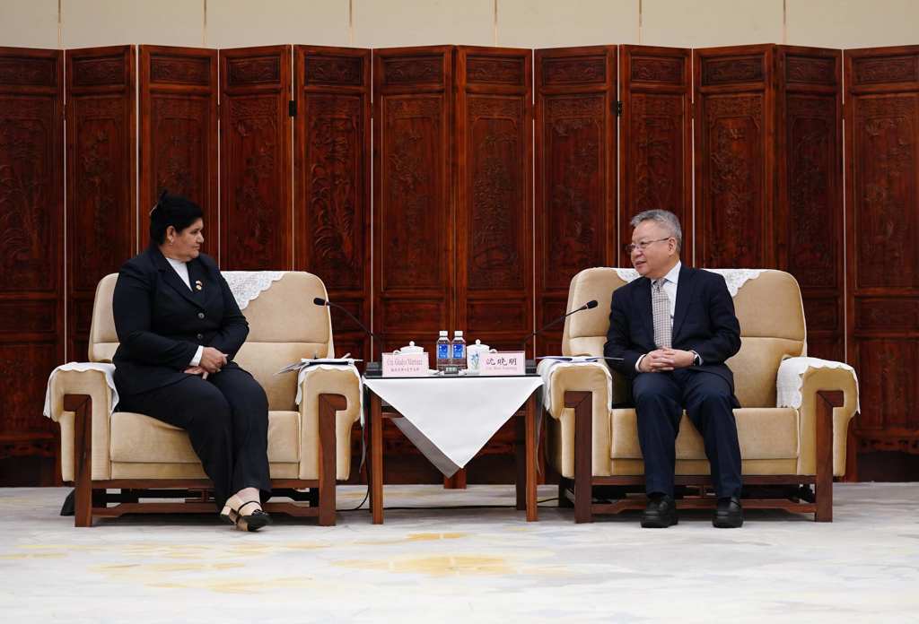 EmbacubaChina's tweet photo. Strengthening Party ties 🇨🇺🤝🇨🇳.

@GladysArtemisa, First Secretary of @PartidoPCC in #Artemisa, met with Shen Xiaoming, Secretary of CPC #Hunan Provincial Committee.

They reviewed the Exchange &amp; Cooperation Agreement &amp; planned next phase of bilateral collaboration.

#CubaChina65 https://t.co/W81oDQnF9k