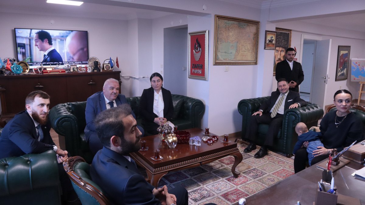 umitozdag's tweet photo. Turan Ocakları Eğitim ve Kültür Vakfı Genel Başkanı Sayın Abdulkadir Kaplan ve yönetimini, Zafer Partisi Genel Merkezi'nde misafir ettik.

Öcalan ile yapılan pazarlıklar ve Türkiye'nin sürüklenmek istendiği tuzaklar hakkında görüş alışverişinde bulunduk.

Nazik ziyaretleri için kendilerine teşekkür ederim.

@zaferpartisi