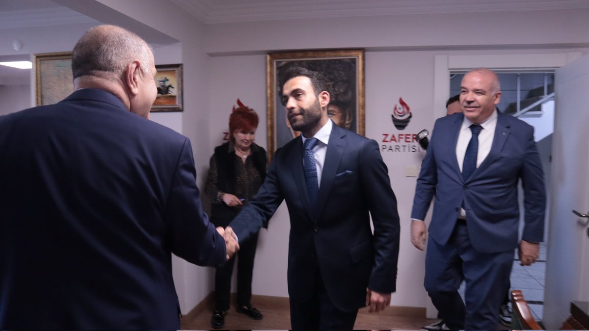 umitozdag's tweet photo. Turan Ocakları Eğitim ve Kültür Vakfı Genel Başkanı Sayın Abdulkadir Kaplan ve yönetimini, Zafer Partisi Genel Merkezi'nde misafir ettik.

Öcalan ile yapılan pazarlıklar ve Türkiye'nin sürüklenmek istendiği tuzaklar hakkında görüş alışverişinde bulunduk.

Nazik ziyaretleri için kendilerine teşekkür ederim.

@zaferpartisi