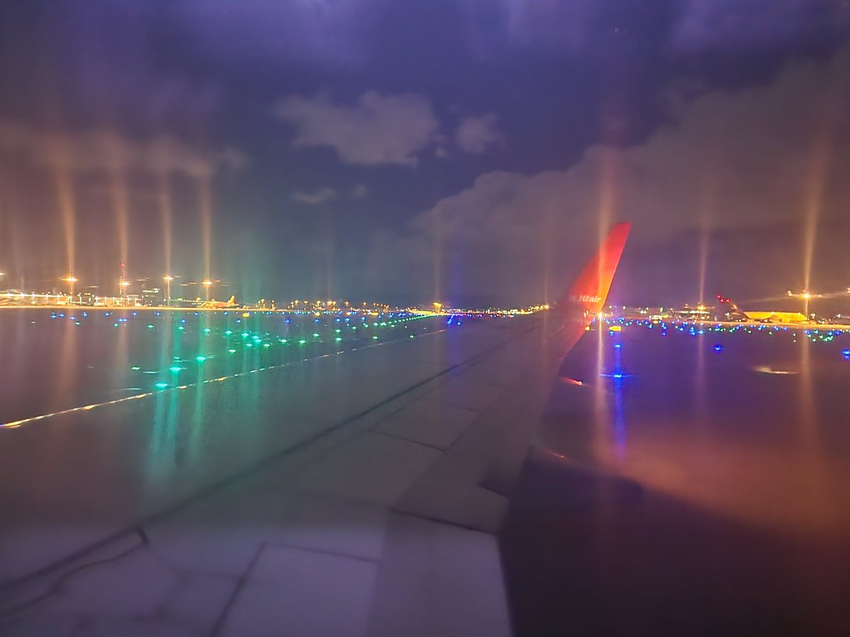 AtGathering's tweet image. 関空がイルミネーションみたいに
綺麗