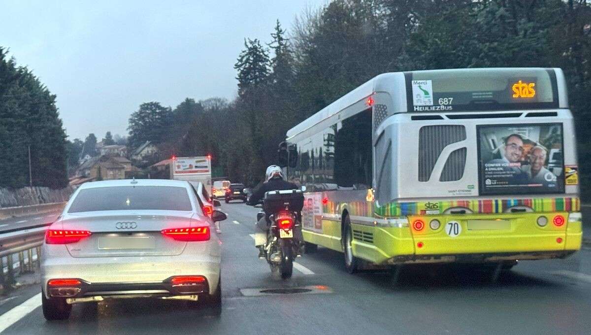 ici_officiel's tweet photo. Téléphone au volant, feu rouge grillé, oubli du clignotant : trop d'usagers de la route ne respectent pas les règles
➡️ https://t.co/j82QjayvnZ https://t.co/ZGGekBRW9C