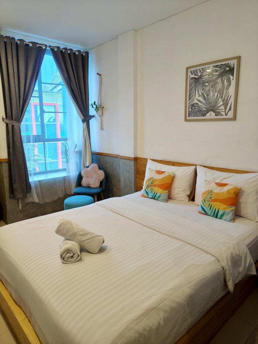 Widino's tweet photo. Ga kerasa ya 2025 udah mau berakhir.

Tahun 2025 gw banyak cobain nginep di hotel 200ribuan di bbrp kota. Gw share buat rekomendasi kalian. Hotel terjangkau dengan kamar bersih, kasur nyaman, wangi, AC dingin, air panas lancar, dll.

Monggo di Like &amp; Bookmark biar inget! https://t.co/Fl5oAY0hWR