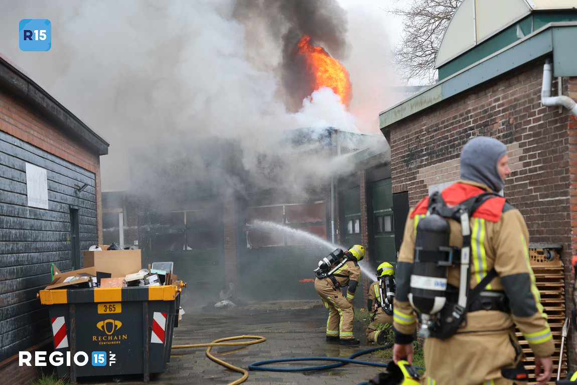Felle brand in loods in Delft