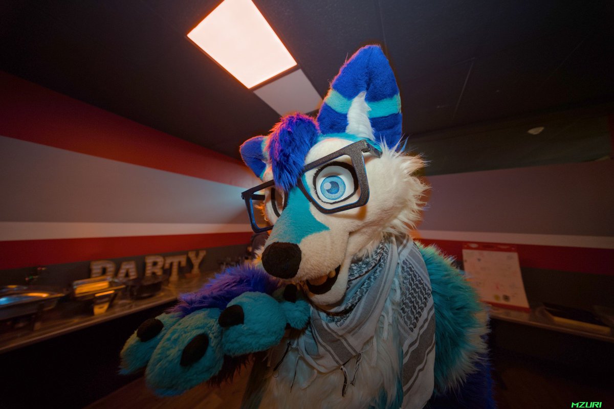 What chu looking at💙
#fursuit #furry #furryfandom