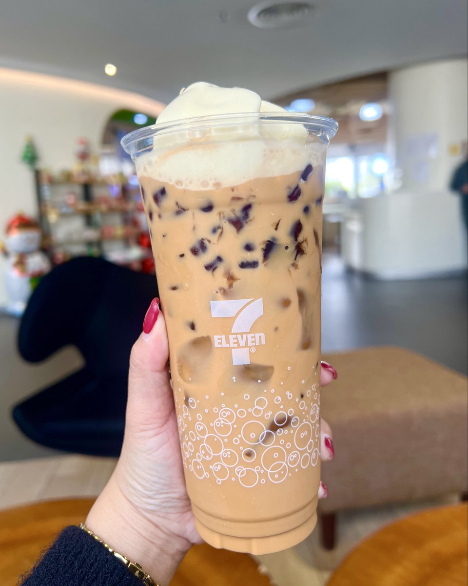 ชานมมิกซ์เอง ฟีลเหมือนกินเมนูโฟล์ท 
ร้านแมค สนุกมาก หยิบเจลลี่บุกไข่มุกรส
บราวน์ชูการ์มาผสมกับชาไทยชูใจ แล้วโปะ
ไอติมวนิลลา ง่ายๆแต่อร่อยเหมือนแก้วแพง ไม่หวานโดดเกินไปด้วย อร่อยยย