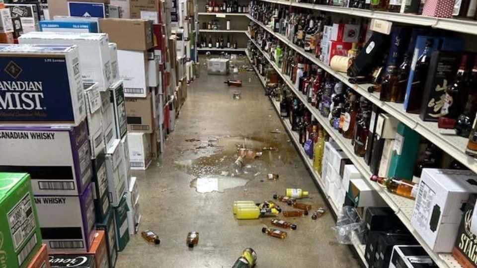 chewyle2006's tweet photo. @RomanAtwood dirty Mike broke into a abc liquor store and got drunk and passed out in the bathroom floor https://t.co/bcPHTByeQb