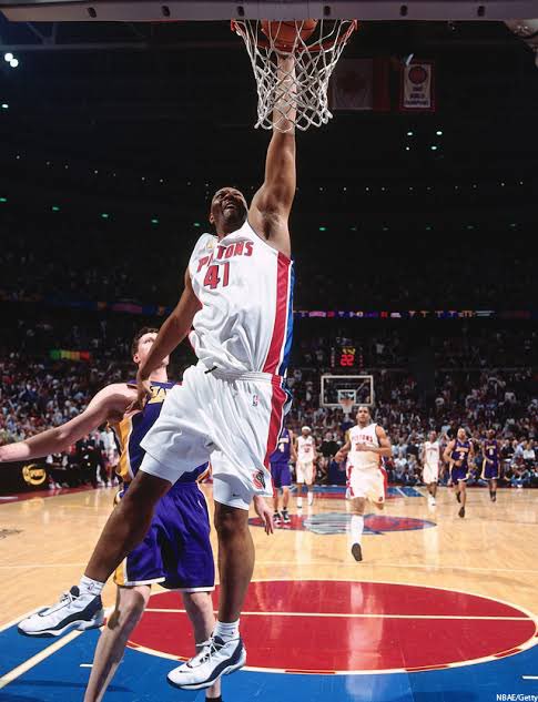 ThePalaceOfJake's tweet photo. I’ve been laying in bed crying for the last 40 minutes. I can’t believe this and I’m just so damn sad. Elden Campbell was so important to the 2004 &amp; 2005 Pistons. He always had and always will have a special place in my heart and I am just gutted by this news. Love you, 41. https://t.co/C8M8IoMfAI