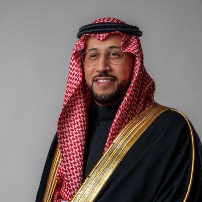 في مجلسٍ يستعيد أنفاسه من جديد… 
أبوابٌ لا تُغلق، وقيادةٌ تُنصت حتى اللحظة الأخيرة.

كان المشهد يشير بوضوح إلى أن اللقاء أوشك على نهايته؛ الأوراق أُغلقت، والأنظار بدأت تتجه نحو ختام الجلسة. لكن، في تلك اللحظة تحديدًا، حدث ما لم يكن متوقعًا. فما إن لمح سمو نائب أمير المنطقة رفعنا