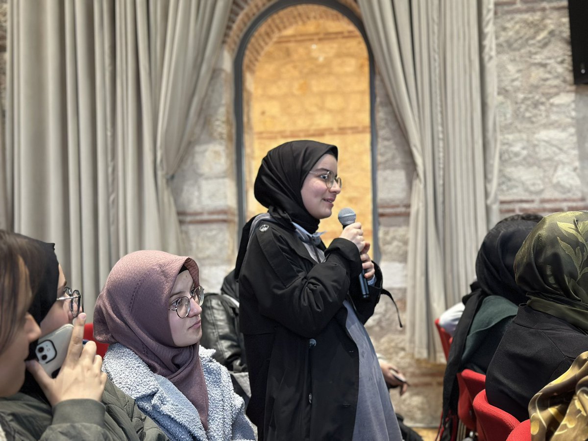 İstanbul Anadolu Mektebi Okur-Yazar Programı kapsamında İlçe Millî Eğitim Müdürlüğümüz koordinesinde, İstanbul İl Koordinatörümüz ve aynı zamanda ilçemiz öğretmeni olan yazarımız Safiye Önal ile buluştuk.

Rami Kütüphanesi ev sahipliğinde, şube müdürümüzün katılımıyla