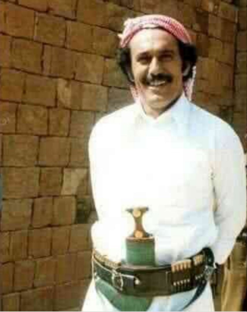 الزعيم الشجاع والمعارضة الجبانة

ما اثقل العودة الى عام 2011م
ذلك العام الذي انكسر فيه نبض اليمن وانفرط عقد الدولة وتبدل مسار التاريخ كما لو أن يداً غادرة اعادت رسم خريطة البلاد بخطوط من نار
ما بين حين واخر استحضر الماضي ثم اتوقف طويلاً أمام تلك النكبة التي قادتها المعارضة (حزب