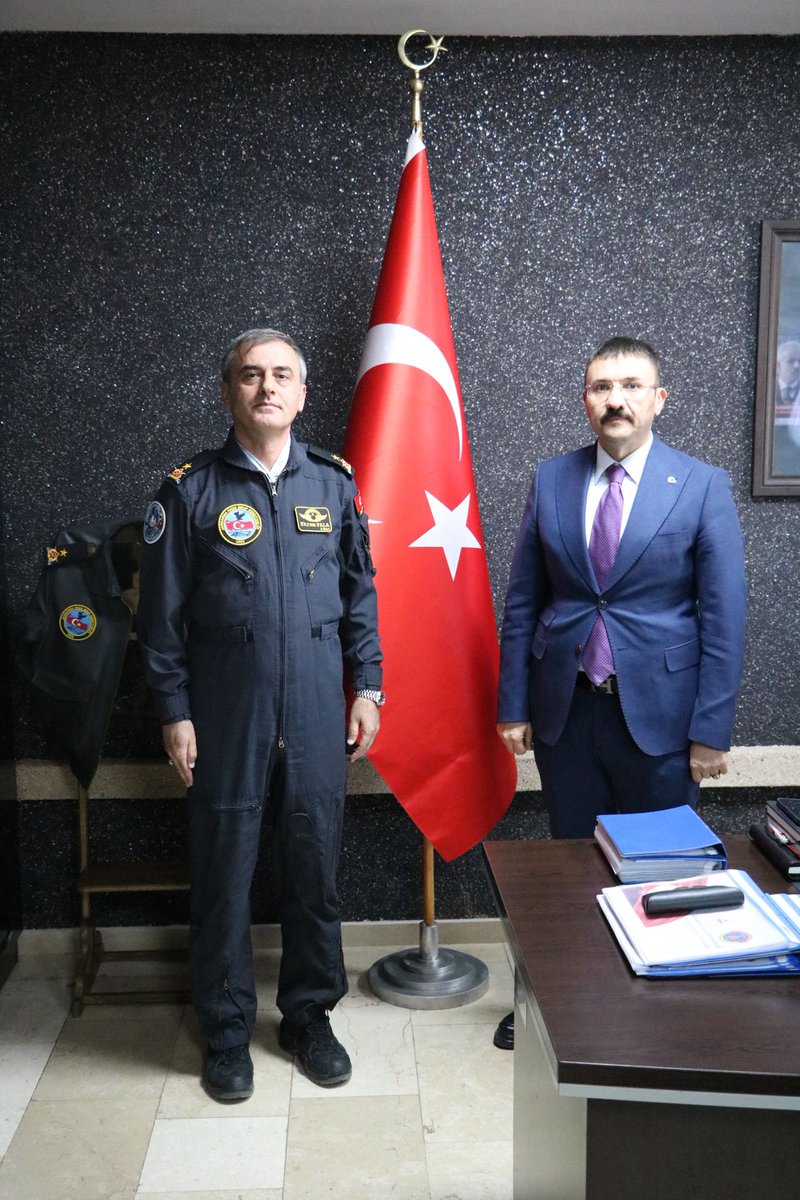 Sılehi Aşireti Liderimiz Sn.Mehmet Alayı ATLI Van Jandarma Hava Grup Komutanı Tuğgeneral Ekrem PALA Paşamızı makamında ziyaret ettiler 
Kıymetli paşamıza aşiret liderimize göstermiş oldukları misafirperverliğinden ötürü teşekkür ederiz.🇹🇷🇹🇷🇹🇷🇹🇷