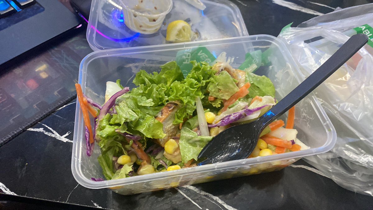 EskarVT's tweet photo. Makan ges 😅

Sejak ngecek lengkap BB dan komposisi tubuh, boss tempat kerja gw nyuruh gw buat diet super ketat, plus olahraga kedepannya 🤣🤣 https://t.co/ybqgByImNF