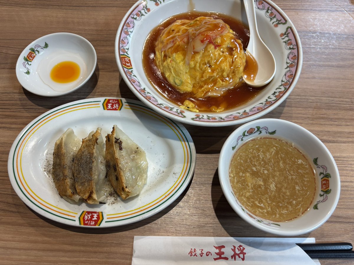 yyyy_6683's tweet photo. コメントも皆素敵なんだなー送ってよかった、嬉しい〜としみじみしながら、
餃子の王将  逆山田セット
〜マダムのコショウ直がけ餃子を添えて〜
 #パッとで https://t.co/e13UaM4U1U