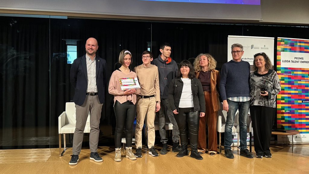 Premi al projecte més creatiu
🔹 🏆 COOPERATIVA SOSTENIMODA
🔹 🏫 <a href="/etlleida/">Escola del Treball</a> 
Projecte de moda sostenible basat en el reciclatge i la producció responsable.
#PremisLleidaTalent 
<a href="/diputaciolleida/">Diputació de Lleida</a> <a href="/paerialleida/">Ajuntament de Lleida</a>