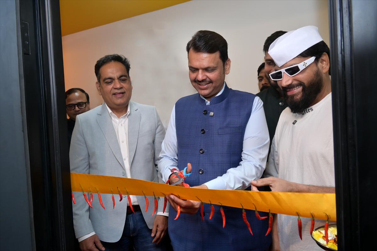 filmfare's tweet image. Honourable Chief Minister of Maharashtra, Shri #DevendraFadnavis, visits 98.3 Mirchi Mumbai’s new state-of-the-art Kalina studio, inaugurating it with his signature charm and a dash of Mirchi spice. 🌶💫

#News