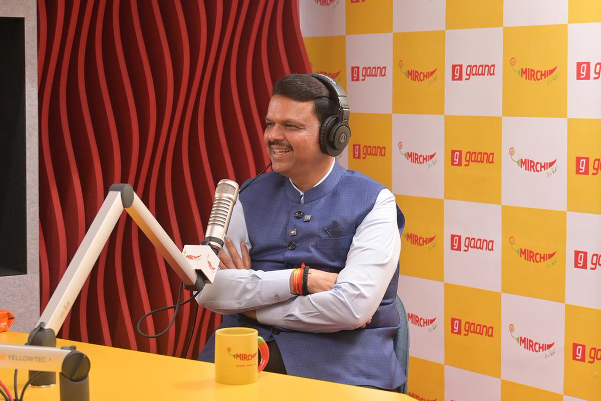 filmfare's tweet image. Honourable Chief Minister of Maharashtra, Shri #DevendraFadnavis, visits 98.3 Mirchi Mumbai’s new state-of-the-art Kalina studio, inaugurating it with his signature charm and a dash of Mirchi spice. 🌶💫

#News