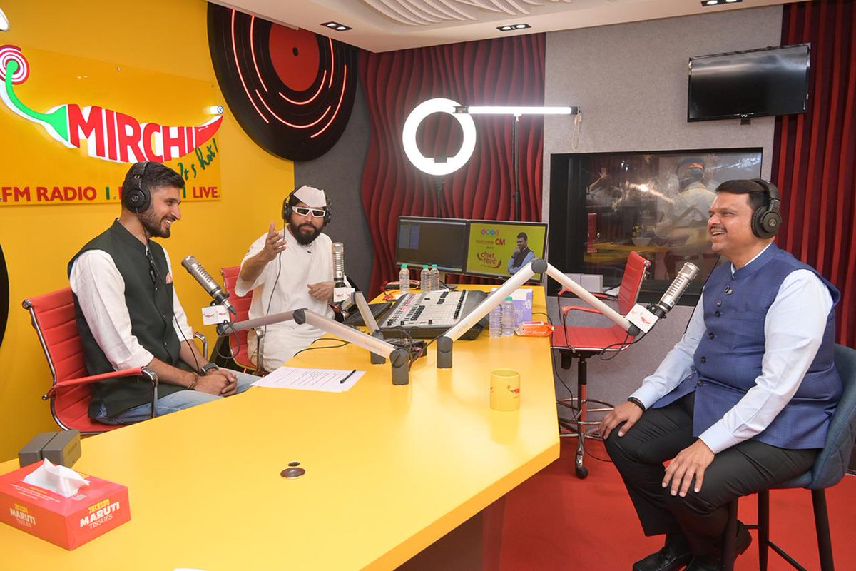 filmfare's tweet image. Honourable Chief Minister of Maharashtra, Shri #DevendraFadnavis, visits 98.3 Mirchi Mumbai’s new state-of-the-art Kalina studio, inaugurating it with his signature charm and a dash of Mirchi spice. 🌶💫

#News