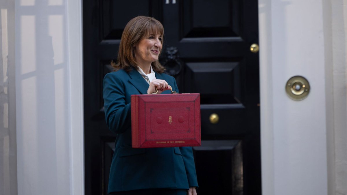 EnergyInstitute's tweet image. 🌍#NewEnergyWorld

🧰UK Autumn Budget delivers major shifts for the energy sector – from bold steps to cut #fuelpoverty and £150 off bills, to new #EV road-charging rules and a decision to keep the North Sea windfall tax in place: ow.ly/WrWr50XAQgI