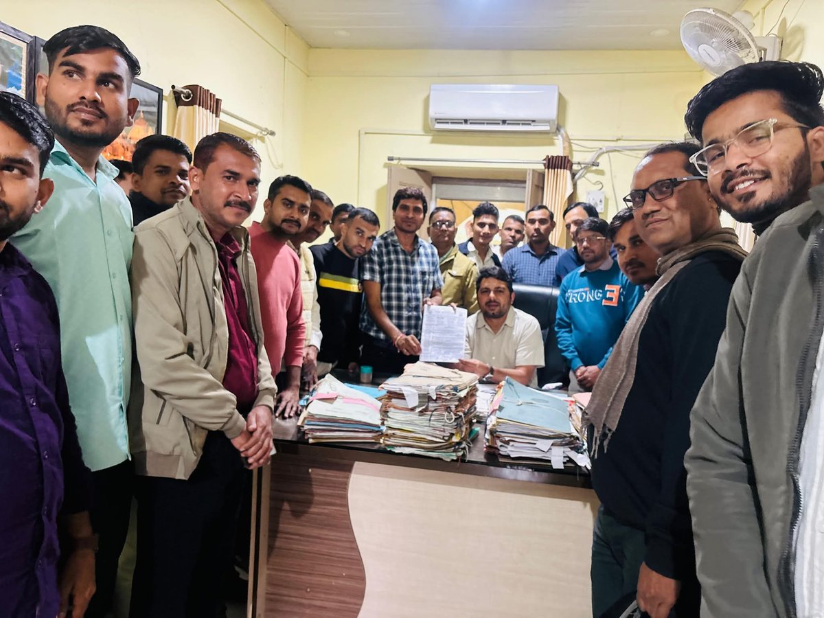 me_moharsingh's tweet image. शिक्षक संघ @RESTARajasthan की
जिला शाखा झालावाड़ के सभी ब्लॉकों में ब्लॉक कार्यकारणी द्वारा उपखंड अधिकारी को एसआईआर कार्य में निलंबित बीएलओ शिक्षकों को जल्द बहाल करने के लिए जिला कलक्टर के नाम सौंपा ज्ञापन।
@rajeduofficial 
@RajCMO 
@BhajanlalBjp 
@DrKirodilalBJP 
@me_moharsingh