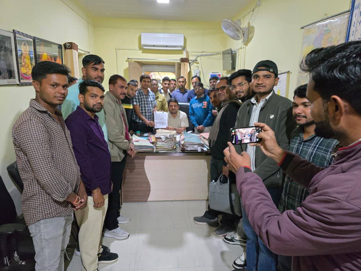 me_moharsingh's tweet image. शिक्षक संघ @RESTARajasthan की
जिला शाखा झालावाड़ के सभी ब्लॉकों में ब्लॉक कार्यकारणी द्वारा उपखंड अधिकारी को एसआईआर कार्य में निलंबित बीएलओ शिक्षकों को जल्द बहाल करने के लिए जिला कलक्टर के नाम सौंपा ज्ञापन।
@rajeduofficial 
@RajCMO 
@BhajanlalBjp 
@DrKirodilalBJP 
@me_moharsingh