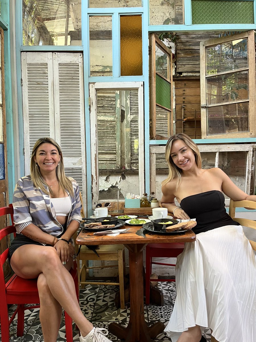 Desayunito con la Queen finalista de #MundosOpuestos13  💜
Feliz por todo lo bonito que nos está pasando y estamos viviendo 🙌🏻
Vamos por más Valentina 👑