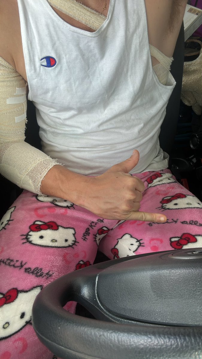 O galera, algumas pessoas me perguntando sobre o que aconteceu com o meu braço e tal. 

Semana passada eu tive um acidente de bicicleta e estou me recuperando muito muito bem todo dia. 

No ciclismo cair acontece, e tá tudo bem! Caí na terça e na sexta eu estava competindo com o