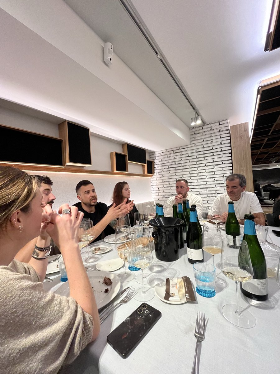 hangulowine's tweet photo. Presentación del Proyecto Bufadors de Ton Mata, CORPINNAT en Taberna Laredo.
🥂🍾🥩
#tabernalaredo #vilaviniteca #bufadors https://t.co/oqmJ9vYMET