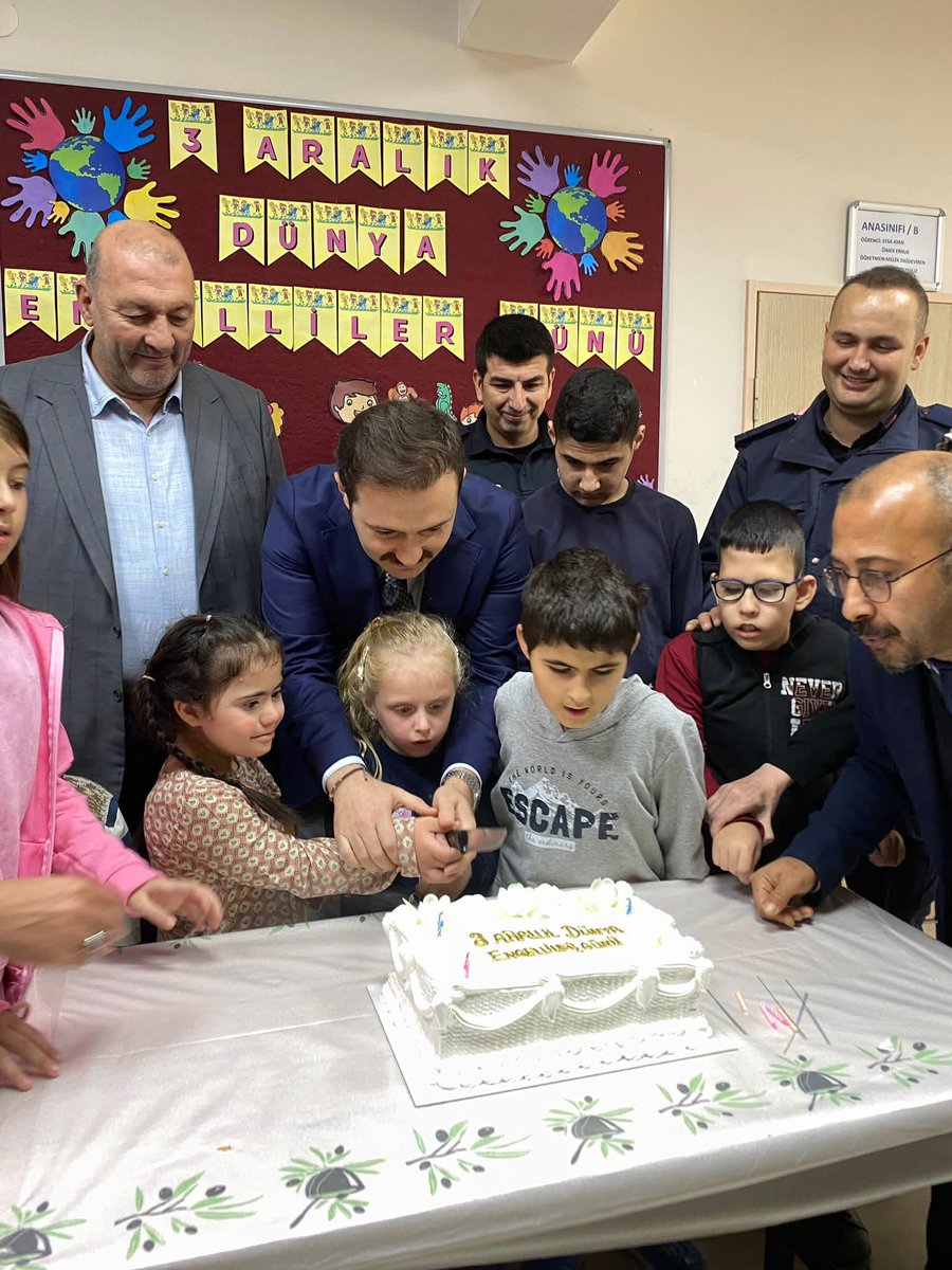 hasanovalii's tweet photo. 3 Aralık Dünya Engelliler Günü kapsamında Bigadiç’te anlamlı bir program düzenlendi. İlçe Kaymakamı Aziz Oğuz Alemdaroğlu, Belediye Başkanı Mustafa Göksel ve kurum amirleri, Eti Maden Özel Eğitim Uygulama Okulu’nda gerçekleştirilen etkinliğe katılım sağladı. https://t.co/jFU7oBDBhe