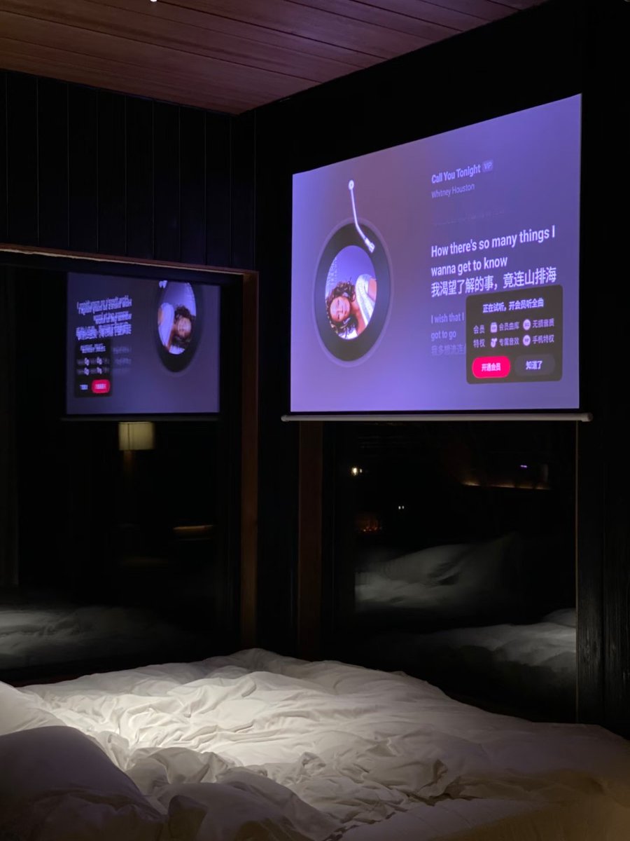 媳妇现在越来越大胆了，周末带媳妇去泡温泉，穿着泳衣，逼毛都在外边露着，晚上人少一些，自己就把胸和逼漏出来，旁边还有路人经过，应该是被看见了，但是媳妇若无其事，还问我要不要在这里来一次，我说你自己找个人干你吧，我才不来， #西安线下  #夫妻NTR  #夫妻情侶   #淫妻日常