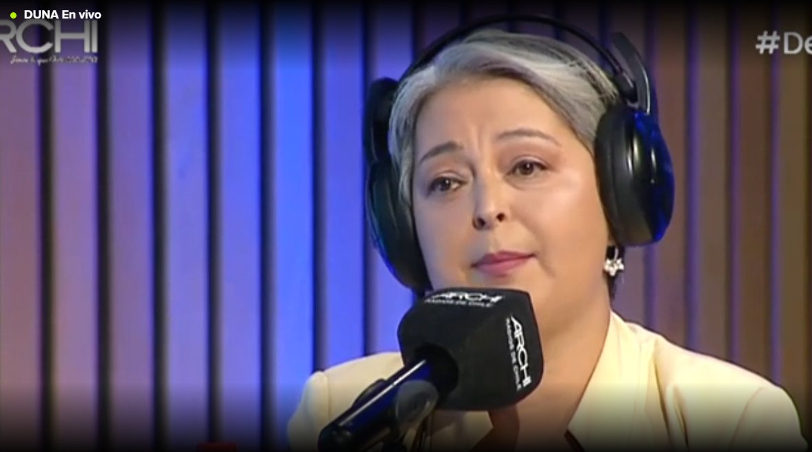 RadioDuna's tweet photo. #DebateArchi2025 | Jeannette Jara: "Yo no le voy a bajar los impuestos a los ricos, ni voy a disminuir el gasto social, como propone Kast porque quiero que haya más Carabineros en las calles, más profesores en las aulas, más iluminación en las calles, etc ".

🔷 En vivo en https://t.co/6soKjWwXdz y en nuestros diales.