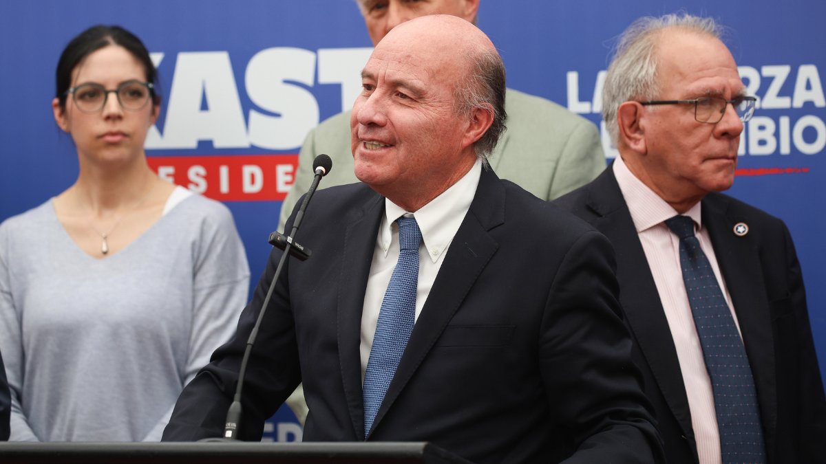 difamadores's tweet image. Este es Jorge Quiroz, economista y jefe del programa de @joseantoniokast.  Este sujeto es el ideólogo y cerebro de la colusión de los pollos. Un delincuente de cuello y corbata. 

#DebateARCHI2025