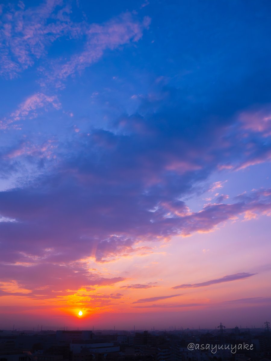 夕暮れ #夕焼け 12/3の夕暮れ。 今日の夕方は、霞がかかったような空