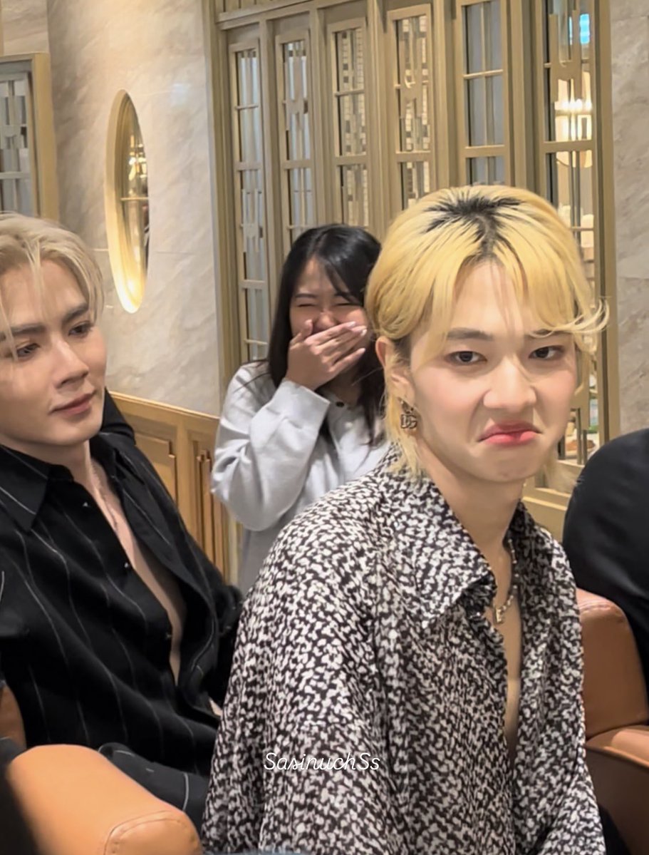 SasinuchSs's tweet image. ใครจะเอ็นดูแฟนได้เท่าคนชื่อซีพฤกษ์อ่า ขนาดแฟนทำเป็นแกล้งเบะปากยังจ้องมองด้วยความเอ็นดูขนาดนี้!!! แล้วพี่ทีมงานข้างหลังยังเก็บอาการไม่อยู่อะไม่ไหวๆๆๆ 🫠🫠🫠🫠🫠🫠🫠🫠🫠

ZEENUNEW AT DG CAFFE
#DGCaffexZeeNuNew
#DolceGabbana
#ZeeNuNew #ZeePruk #NuNew