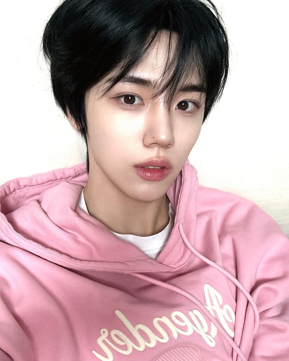 아니 안성민 흑발을 도대체 누가 싫어하는데;;
대한민국 사람이 검은 머리로 태어나는 데에는
다 이유가 있는 법이거늘

#성민버블