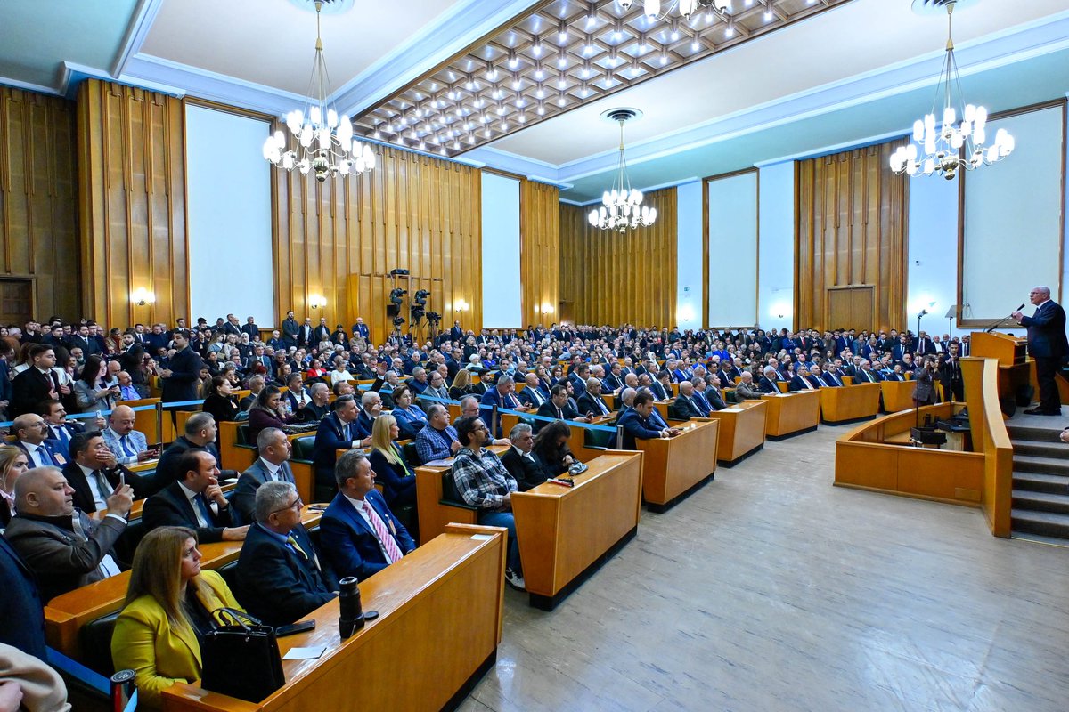 Onlar İmralı’ya, biz Samsun’a, 
Onlar İngiliz zırhlısına, biz Bandırma Vapuru'na,
Onlar öcalan’ın kapısına, biz Ata’nın yoluna,
Onlar riyaya, biz vefaya,
Onlar Saray’a, biz Meclis’e,
Onlar izmihlale, biz istiklale!
 
O yüzden hepsi bir, biz tekiz!
Hepsi bir, biz Türk Milletiyiz!