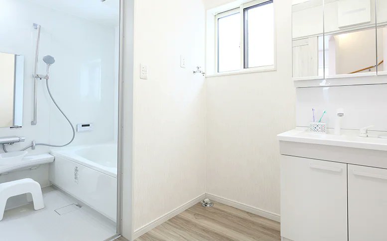 【風呂場／脱衣場を暖めよ🔥】
冬に素っ裸にならなアカン→あっつい湯につかる／急激な温度変化によって血圧が変動し、失神や心筋梗塞、脳卒中などを引き起こす

☠ヒートショック

☠年間死者推計17.000人

、、親に言うとかなアカン