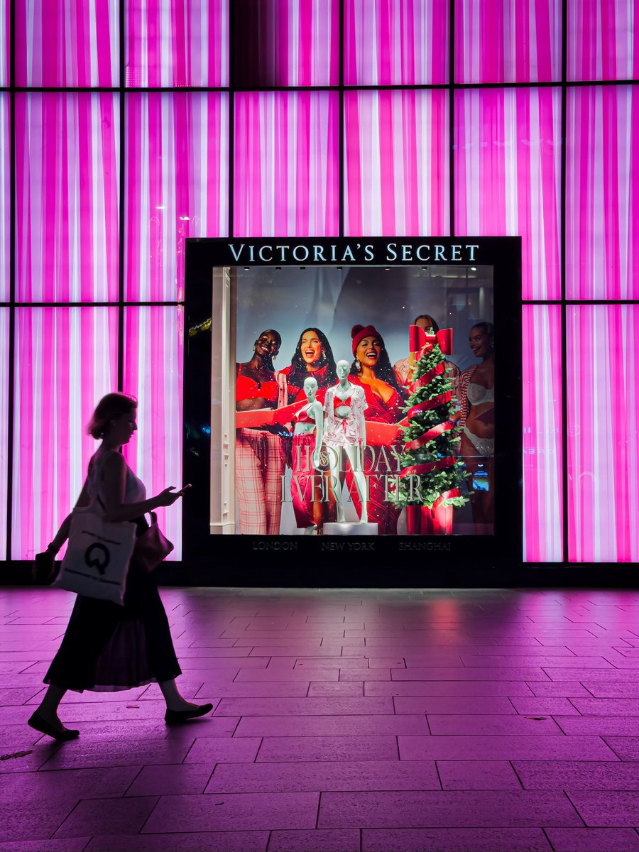 javanng's tweet image. The holiday season is glowing a little extra in pink at Victoria’s Secret festive window display. 💕✨

#pinkglow #streetsofsingapore #singapore #cityvibes #silhouettephotography #streets_in_motion #strideby #nightphotography