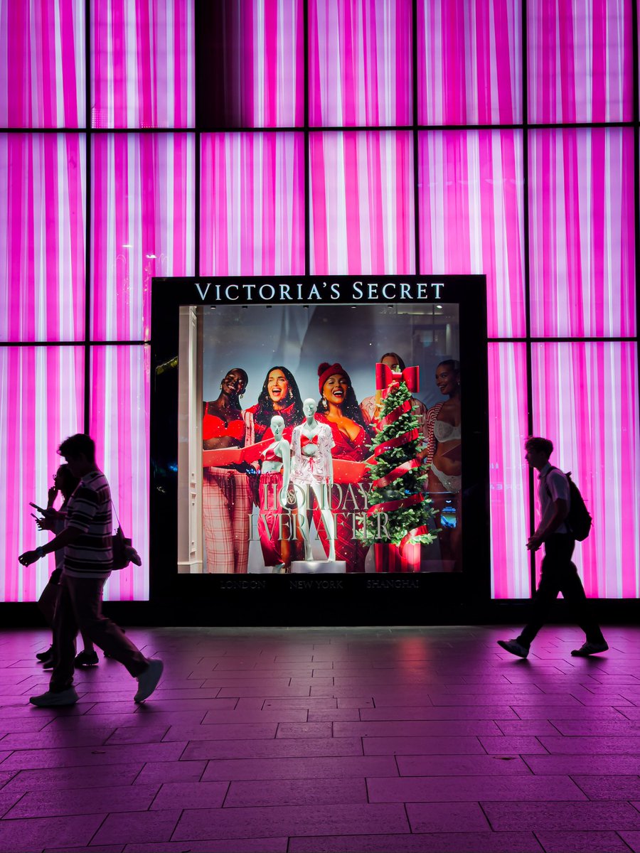 javanng's tweet image. The holiday season is glowing a little extra in pink at Victoria’s Secret festive window display. 💕✨

#pinkglow #streetsofsingapore #singapore #cityvibes #silhouettephotography #streets_in_motion #strideby #nightphotography