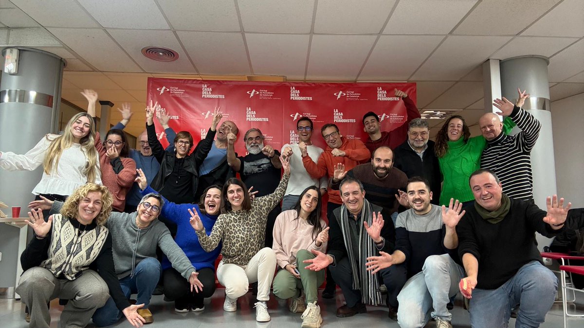 periodistes_cat's tweet photo. #CPCatcentral🎄Els periodistes de la Catalunya Central ens avancem a Nadal amb la tradicional trobada a la seu de Manresa que acull una vintena de professionals. Gràcies per acompanyar-nos ❤️ 

🔗https://t.co/Tn4BkugdtR https://t.co/1ItpfiD9BB