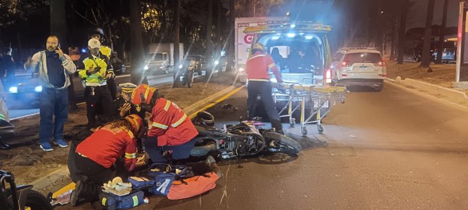 Noti7Guatemala's tweet image. Accidente de tránsito en el #AnilloPeriférico y 21 calle zona 11.

#Motociclista colisiona contra camión.

@bomberosmuni lo trasladan a la emergencia del #HospitalRoosevelt.

Vía @JorgeLealGonza5