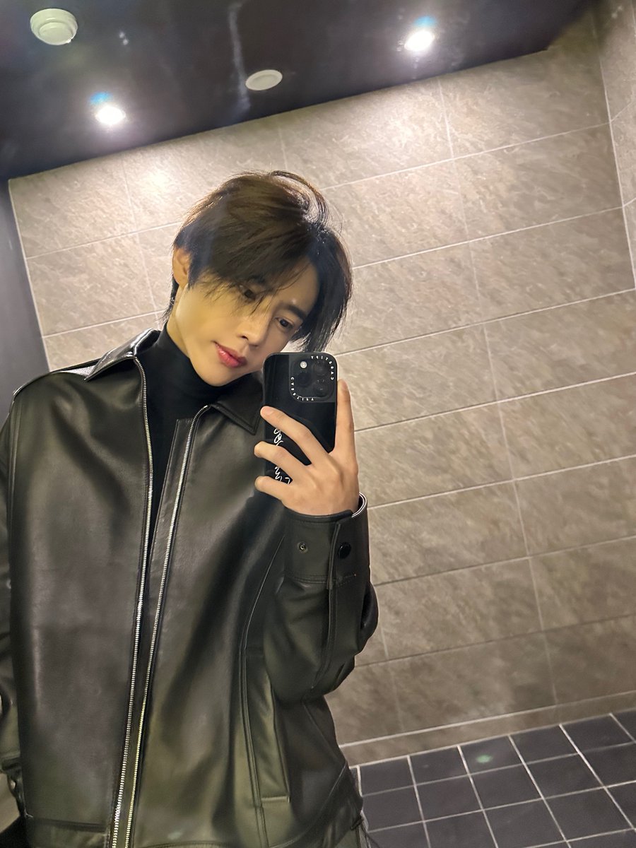 나는 목폴라에 가죽자켓을 참 조아한다 ..