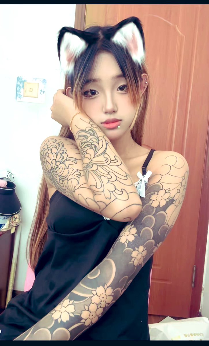Y940305's tweet photo. 她看起来好乖，纹身是她唯一叛逆的地方，喜欢纹身妹的集合。想找一个小帅或者金主，1w month https://t.co/OBZS0eGrwQ