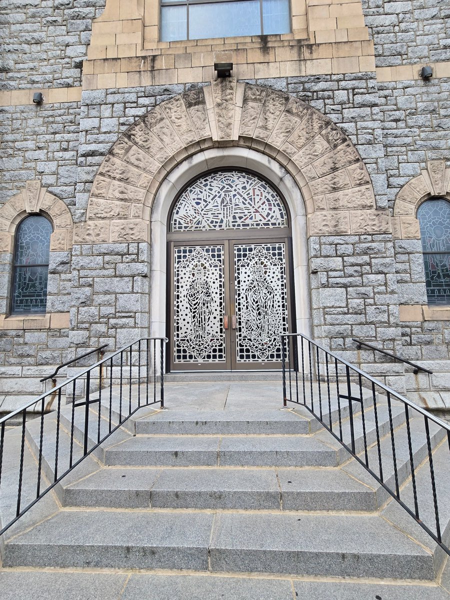 Savannah_0611's tweet image. #WallsOnWednesay #WindowsOnWednesday #AlphabetChallenge #WeekWforWindows 

St. Monica&apos;s 
Philadelphia, PA
August, 2025