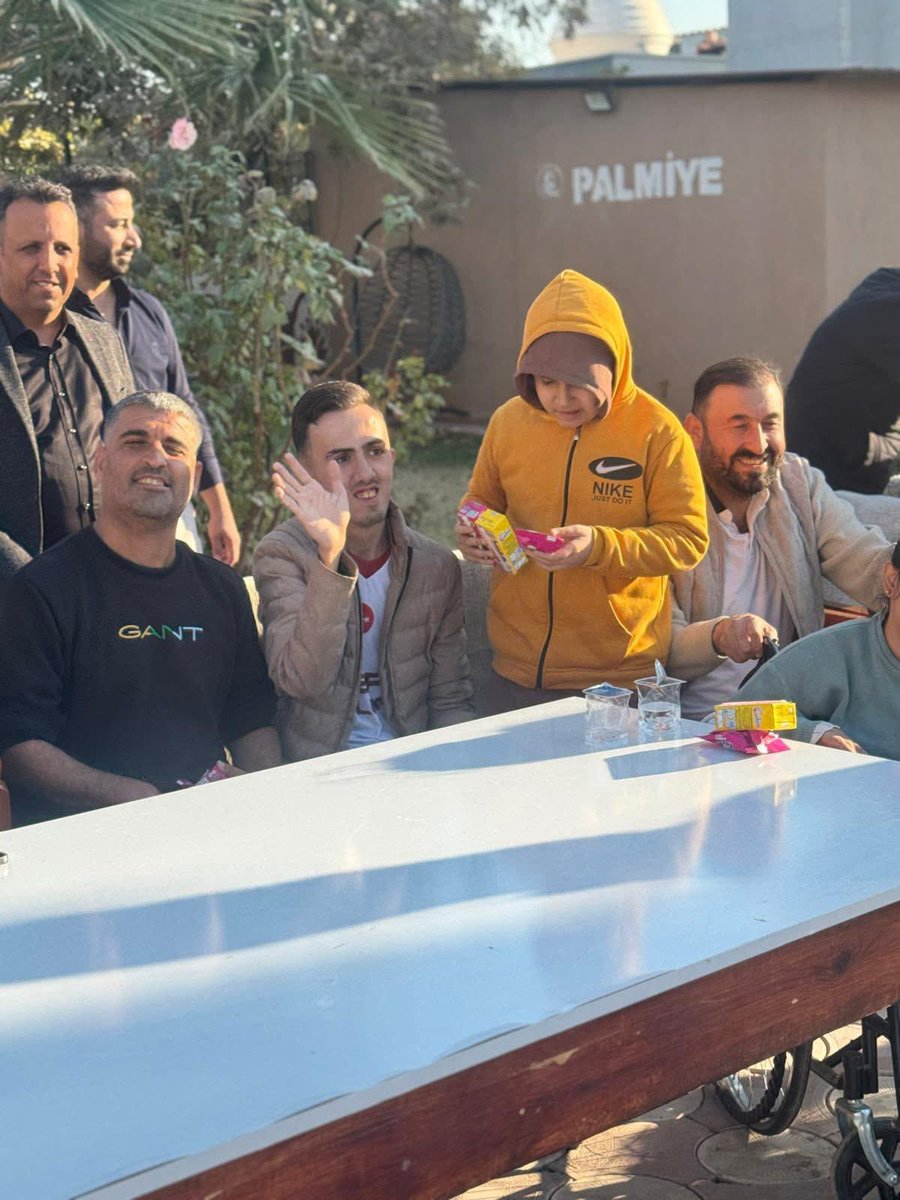 En Büyük Engel Sevgisizliktir! 

Engelli dostu dernek başkanımız sayın Abdulaziz Ökten’in talimatıyla 3 Aralık Dünya Engelliler  Günü nedeniyle ilçemizde faaliyet gösteren Özel Altın Palmiye Rahabilitasyon merkezini ziyaret ettik. 
#3AralıkDünyaEngellilerGünü