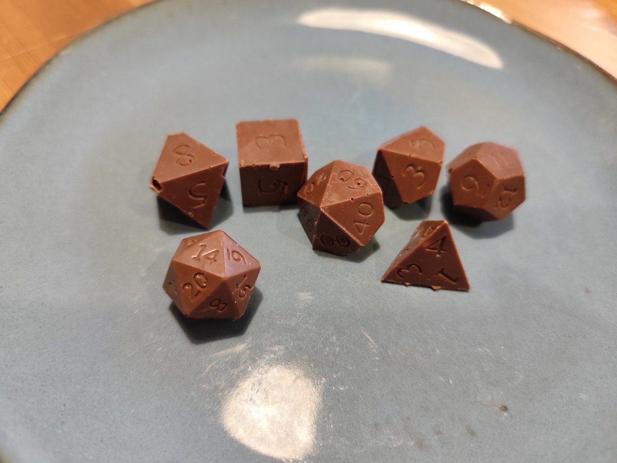 Managerka2's tweet image. Хорошее: я научилась делать шоколадные дайсы
Плохое: я сделала их для человека, который оказывается не собирался видеться со мной в новогоднюю ночь 
(тут тот самый смайлик из аськи)