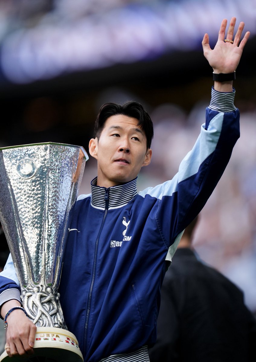 ActuFoot_'s tweet photo. 🚨 OFFICIEL ! 𝗛𝗘𝗨𝗡𝗚-𝗠𝗜𝗡 𝗦𝗢𝗡 🇰🇷 𝗙𝗘𝗥𝗔 𝗦𝗢𝗡 𝗥𝗘𝗧𝗢𝗨𝗥 𝗟𝗔 𝗦𝗘𝗠𝗔𝗜𝗡𝗘 𝗣𝗥𝗢𝗖𝗛𝗔𝗜𝗡𝗘 𝗔𝗨 𝗧𝗢𝗧𝗧𝗘𝗡𝗛𝗔𝗠 𝗛𝗢𝗧𝗦𝗣𝗨𝗥 𝗦𝗧𝗔𝗗𝗜𝗨𝗠 𝗣𝗢𝗨𝗥 𝗟𝗘 𝗠𝗔𝗧𝗖𝗛 𝗖𝗢𝗡𝗧𝗥𝗘 𝗟𝗘 𝗦𝗟𝗔𝗩𝗜𝗔 𝗣𝗥𝗔𝗚𝗨𝗘 ! 🤍🔙

Depuis l’annonce de son départ, le Coréen n’avait pas eu l’occasion de faire ses adieux aux supporters. 👋