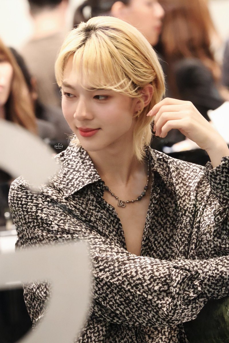 mmnn0710's tweet image. นุนิวงามเนตรน้อง        พราวผุดผ่องดั่งแสงจันทร์
รอยยิ้มระรื่นฝัน          อ่อนหวานนักประจักษ์ใจ
เสียงใสเสนาะหู           ละมุนอยู่ทุกคราวไป
งามโฉมพิลาศไร้         ผู้ใดเหมือนจะเทียมทัน

ZEENUNEW AT DG CAFFE #DGCaffexZeeNuNew
#NuNew @CwrNew