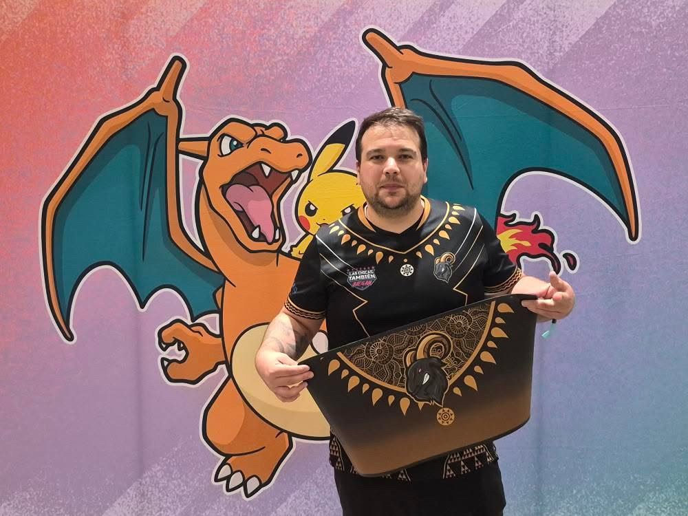 FtvCanarias's tweet image. 🇩🇪✨ Nuestro jugador @Gabrixa18  viajó hasta Stuttgart para representar a @FtvCanarias  en el Regional y dejó el listón bien alto.

🔝 Terminó en Top 818 jugando su mazo de Mega-Kangaskhan 💥🦘

¡Orgullosos de ti, Gabi! 💛
 #PokemonTCG #StuttgartRegional #EsportsCanarios